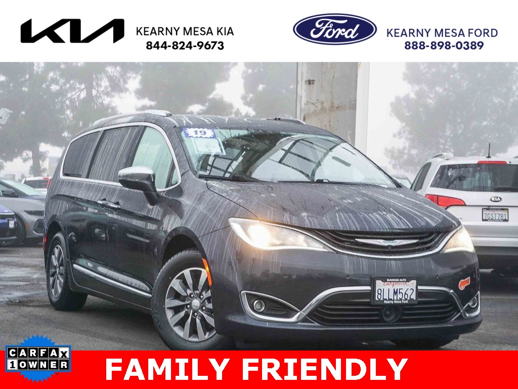 2019 Chrysler Pacifica Limited's photo