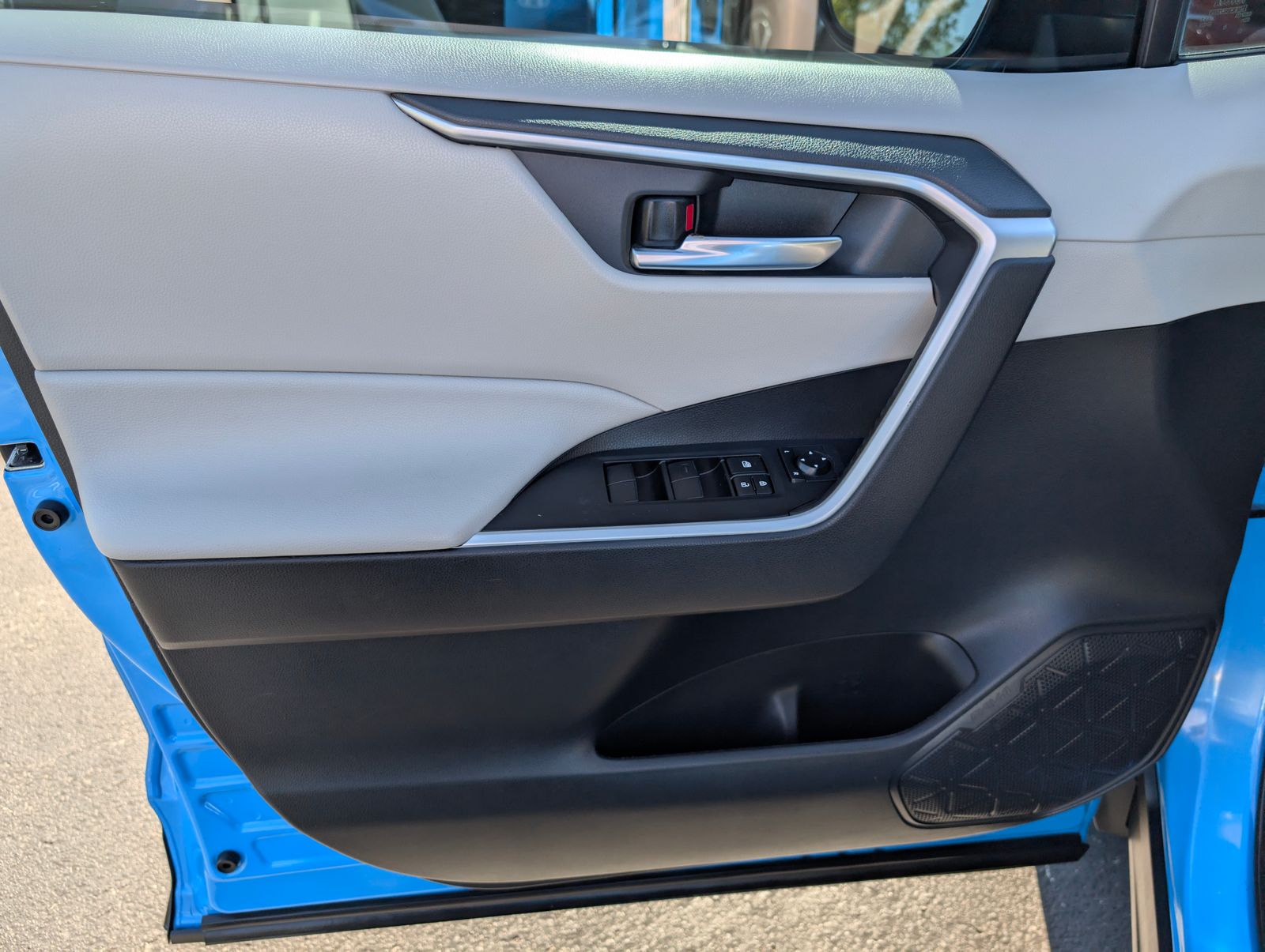 2020 Toyota RAV4 XLE photo 11