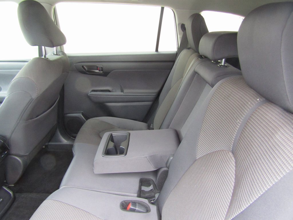 2024 Toyota Highlander LE photo 26