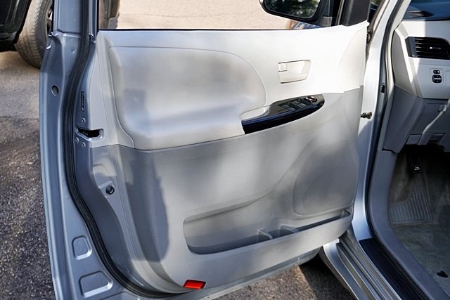 Used 2014 Silver Toyota LE image 22