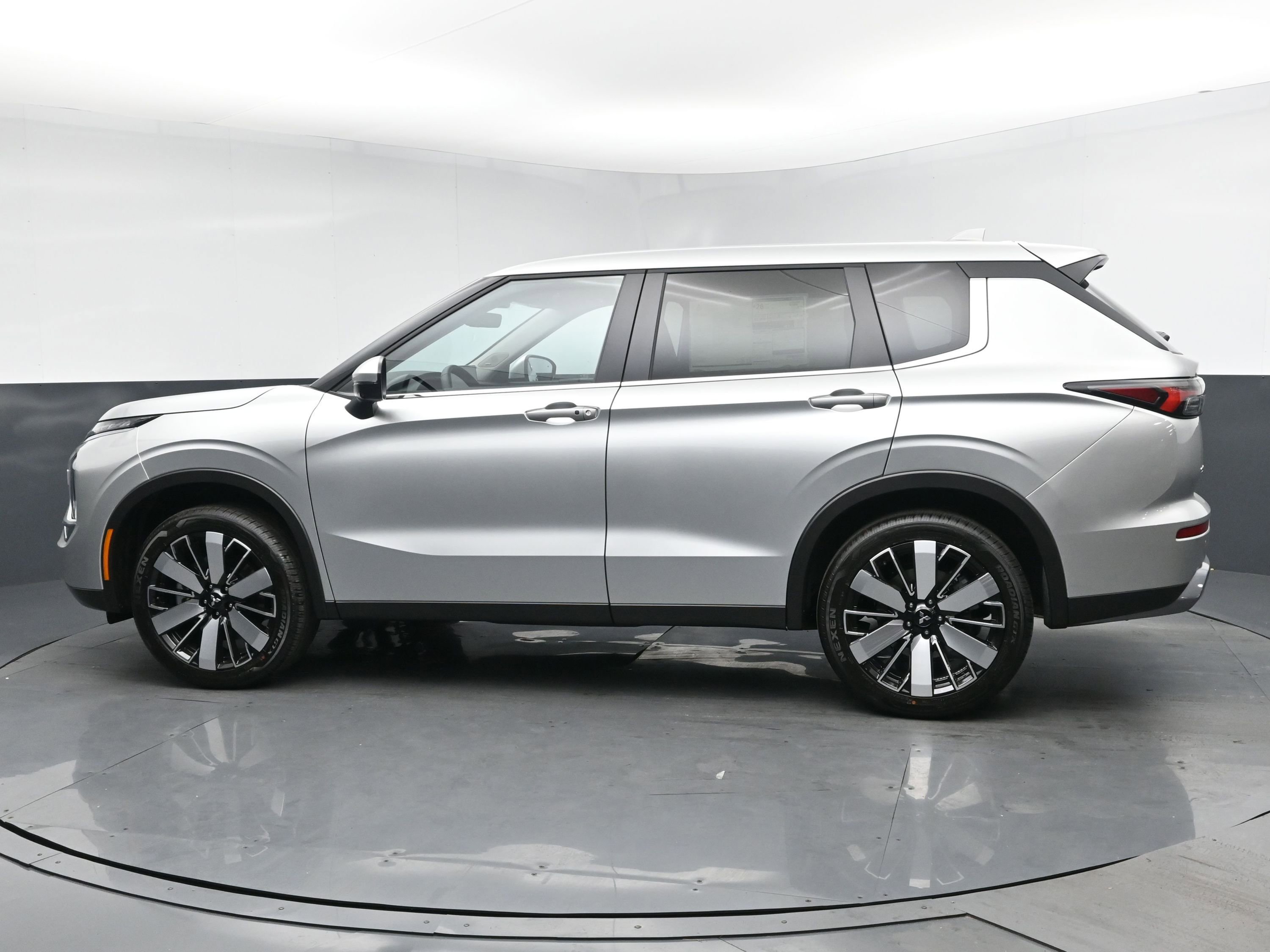 2025 Mitsubishi Outlander SE photo 4