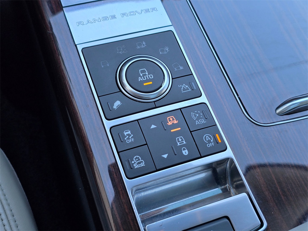 2016 Land Rover Range Rover HSE photo 16