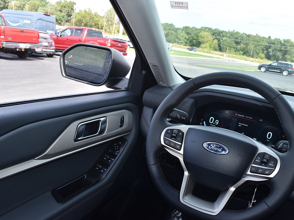 2025 Ford Explorer photo 18