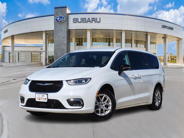 2024 Chrysler Pacifica Touring L's photo