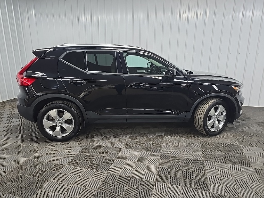 2022 Volvo XC40 Momentum photo 2