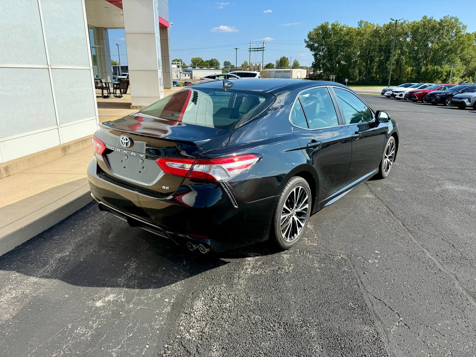2020 Toyota Camry SE photo 4