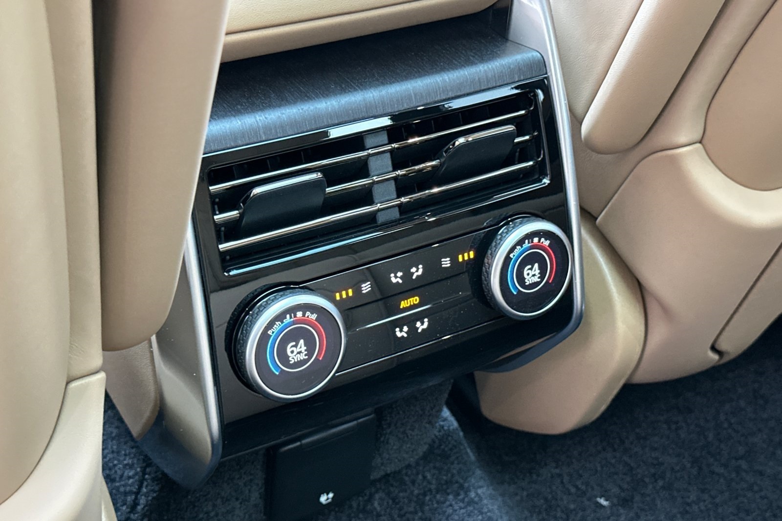 2025 Land Rover Range Rover SE photo 12