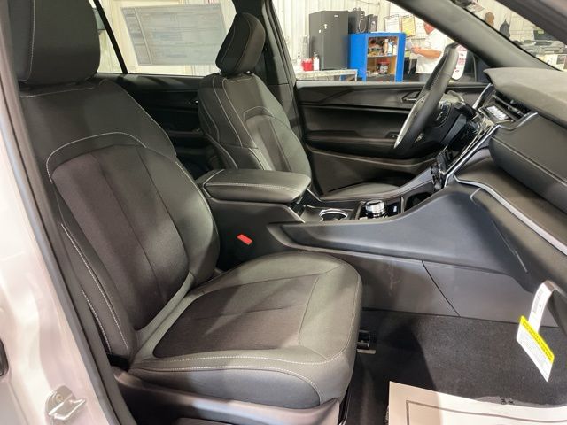2025 Jeep Grand Cherokee Laredo Altitude photo 27