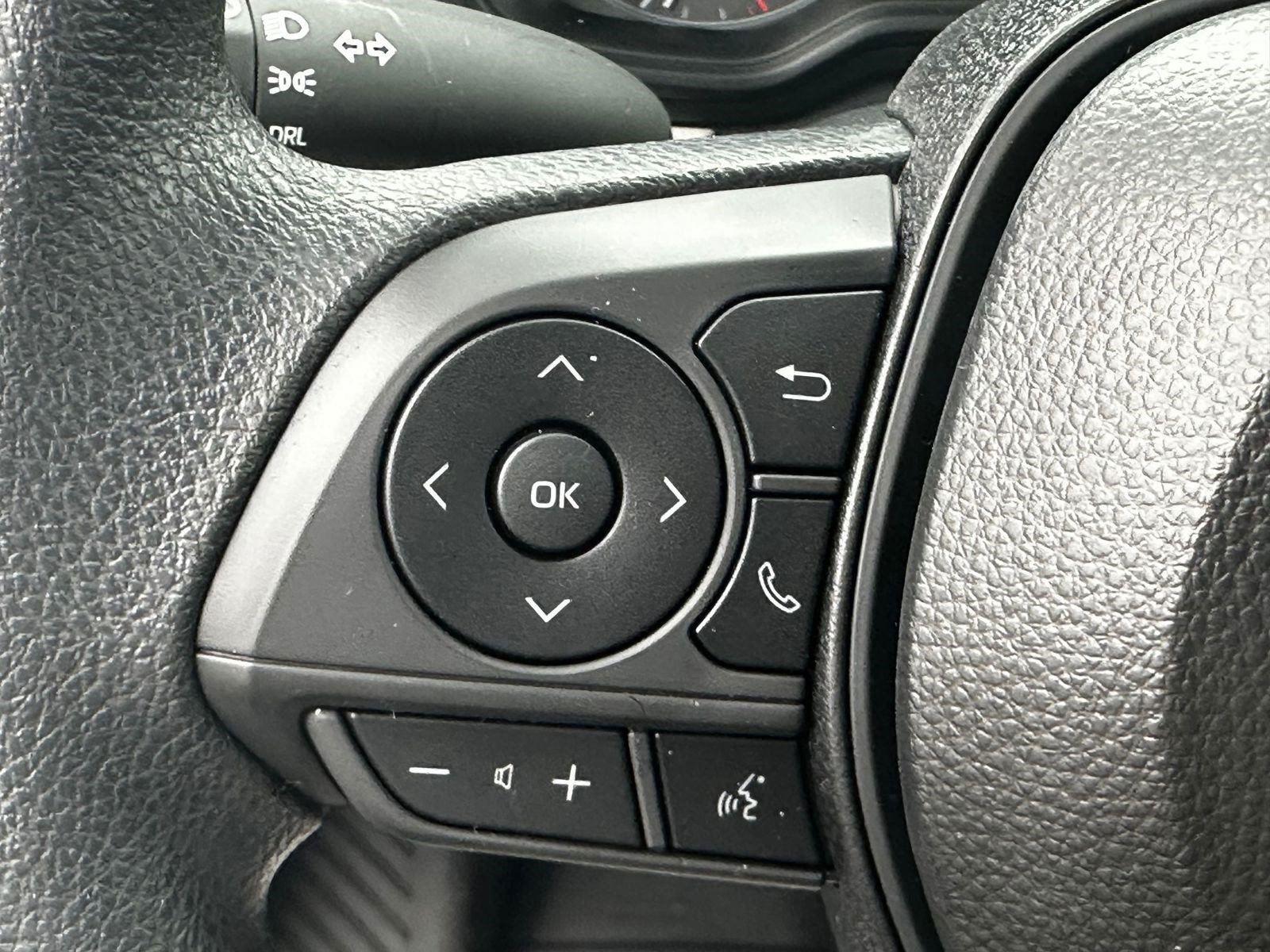 2025 Toyota Corolla Cross L photo 17