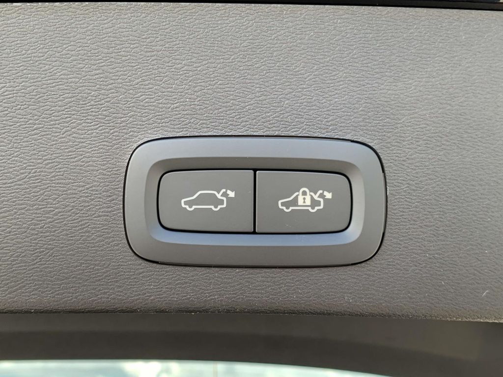 2025 Volvo XC40 AWD Plus photo 24