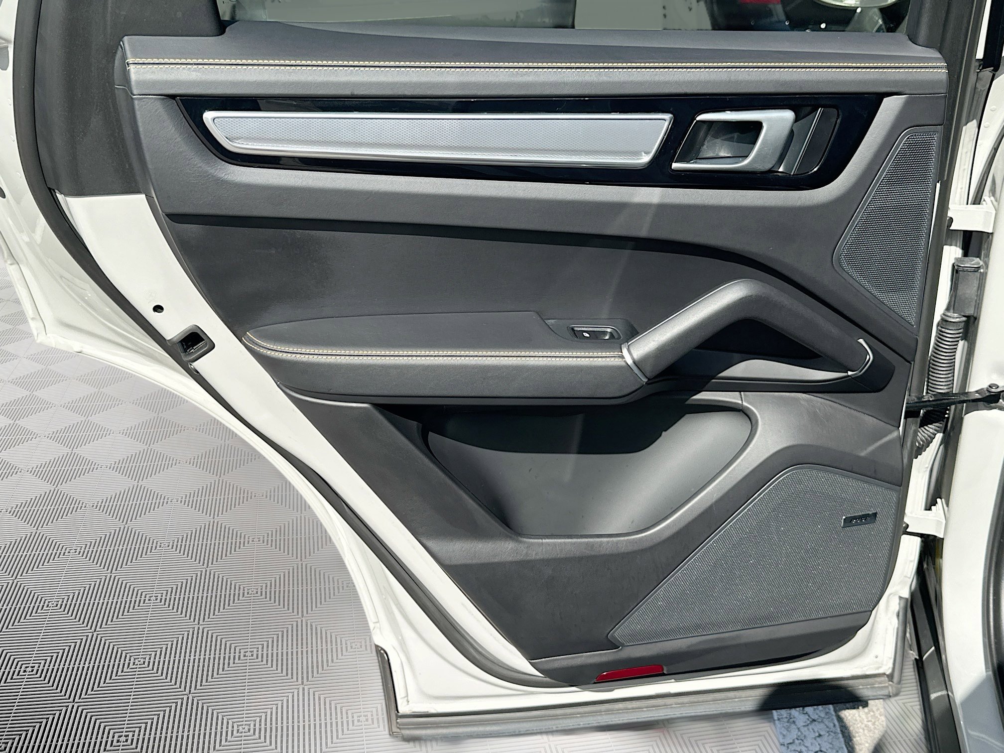 2022 Porsche Cayenne Platinum Edition photo 25