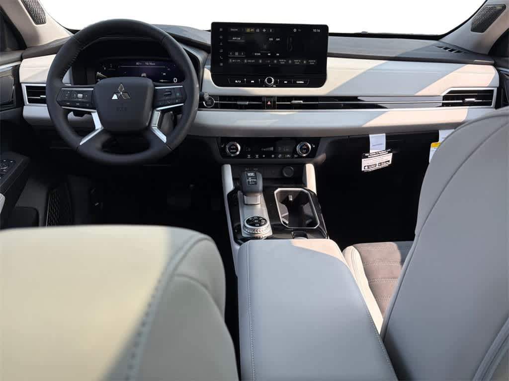 2025 Mitsubishi Outlander SE photo 3