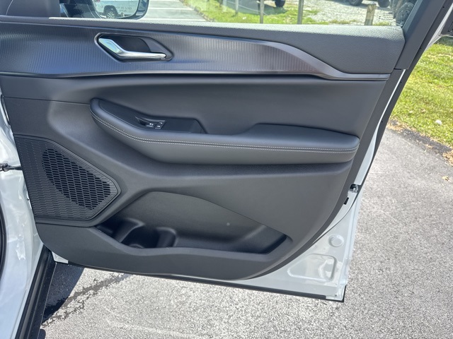 2025 Jeep Grand Cherokee Laredo Altitude photo 5
