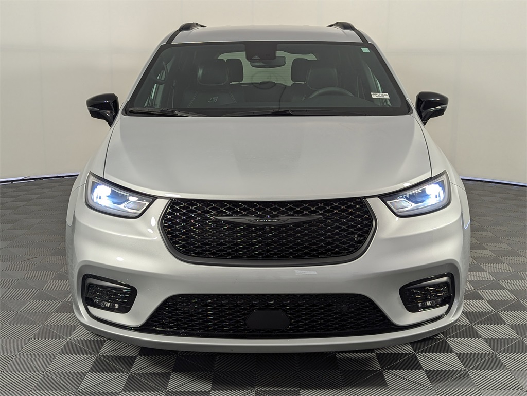 2024 Chrysler Pacifica Touring L photo 7