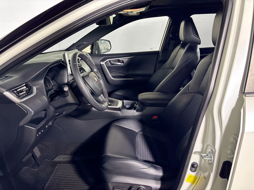 2020 Toyota RAV4 Hybrid XSE photo 10