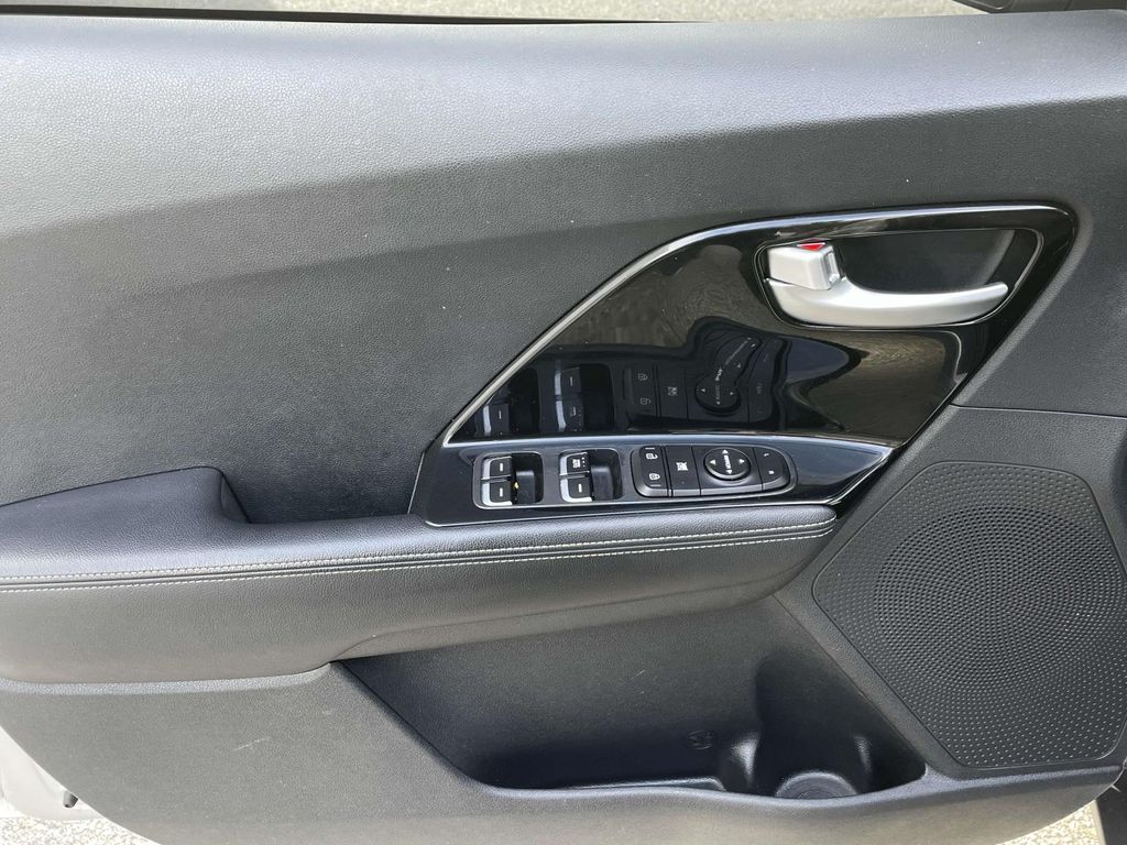 2020 Kia Niro LXS photo 13