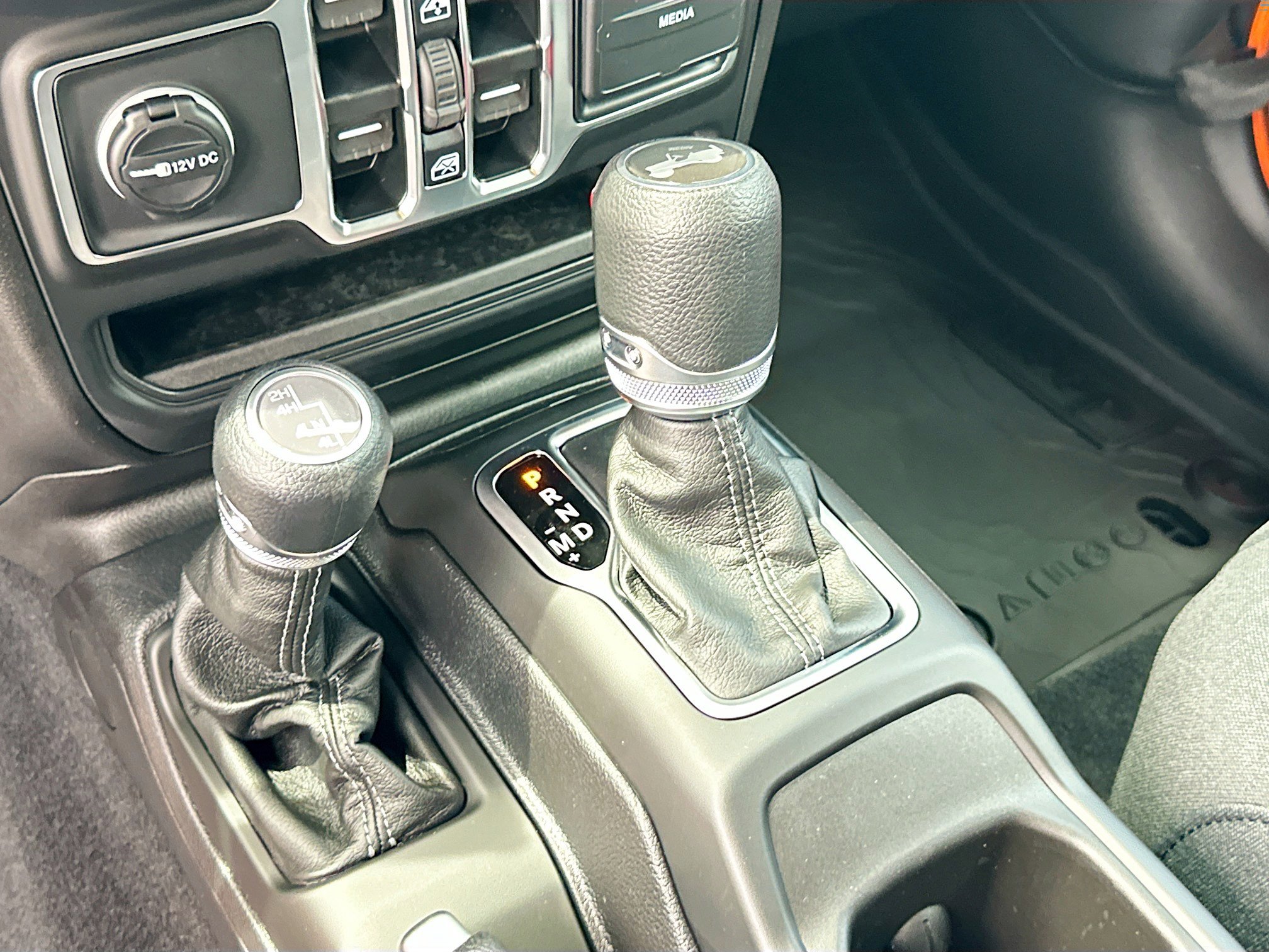 2025 Jeep Wrangler Sahara photo 9