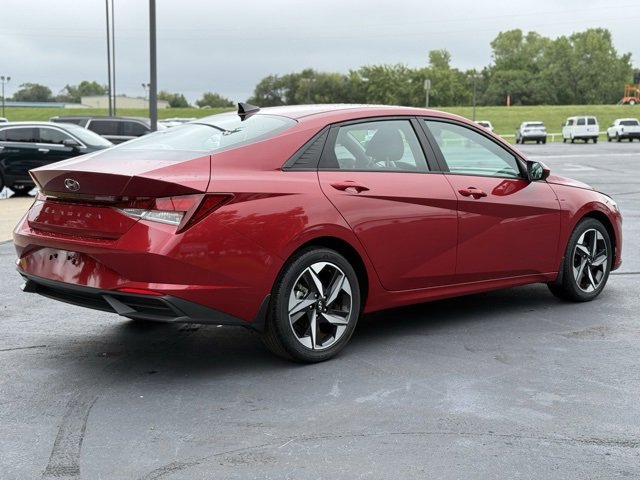 2023 Hyundai Elantra SEL photo 6
