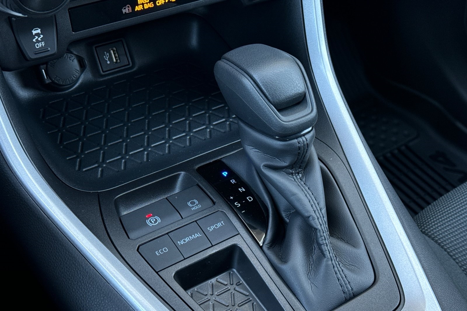 2025 Toyota RAV4 LE photo 21