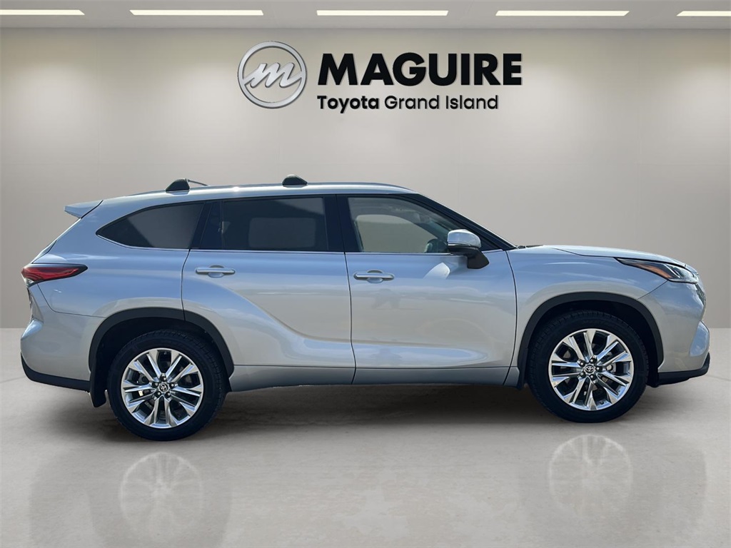 2022 Toyota Highlander Limited photo 2