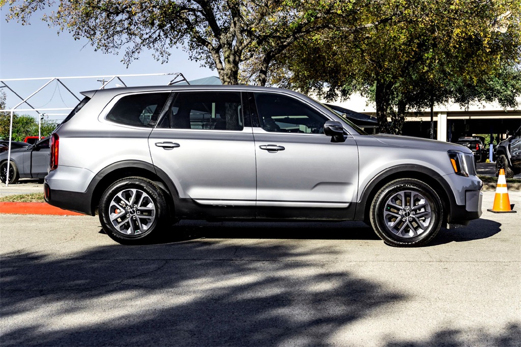 2025 Kia Telluride LX photo 3