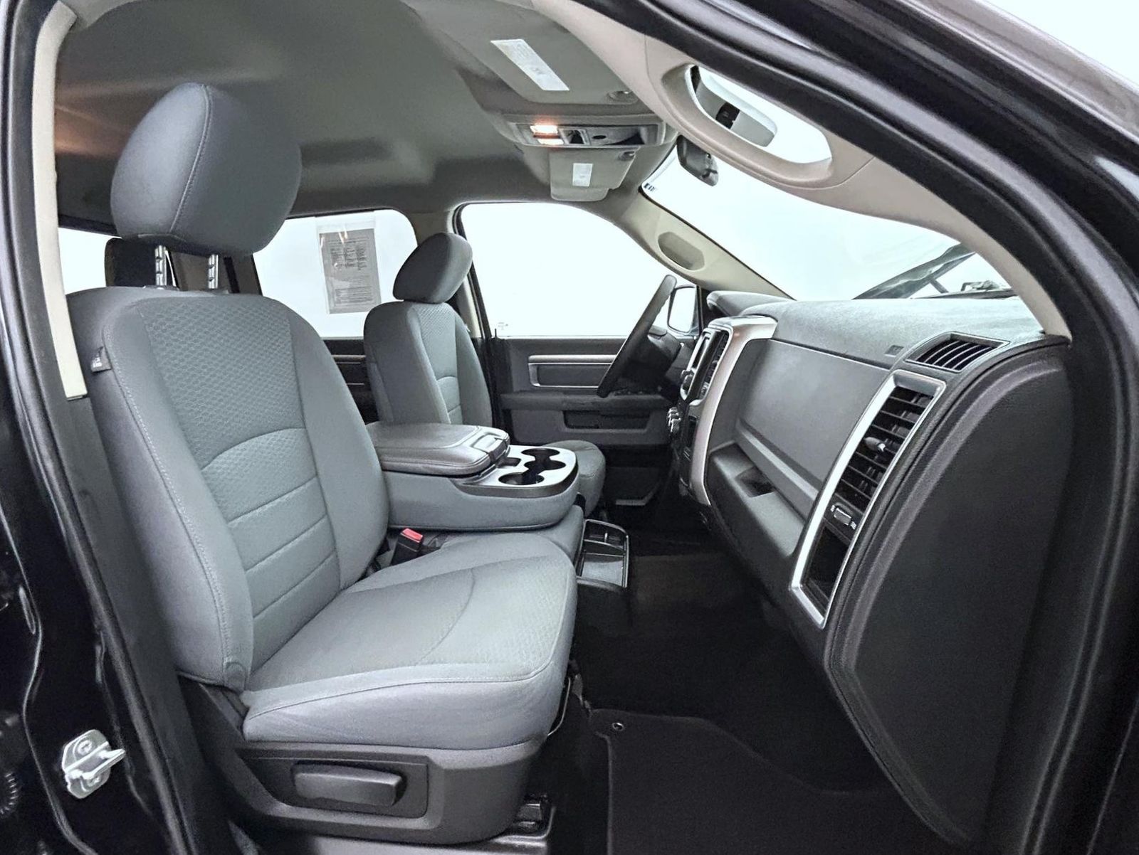 2017 Ram 1500 SLT photo 13