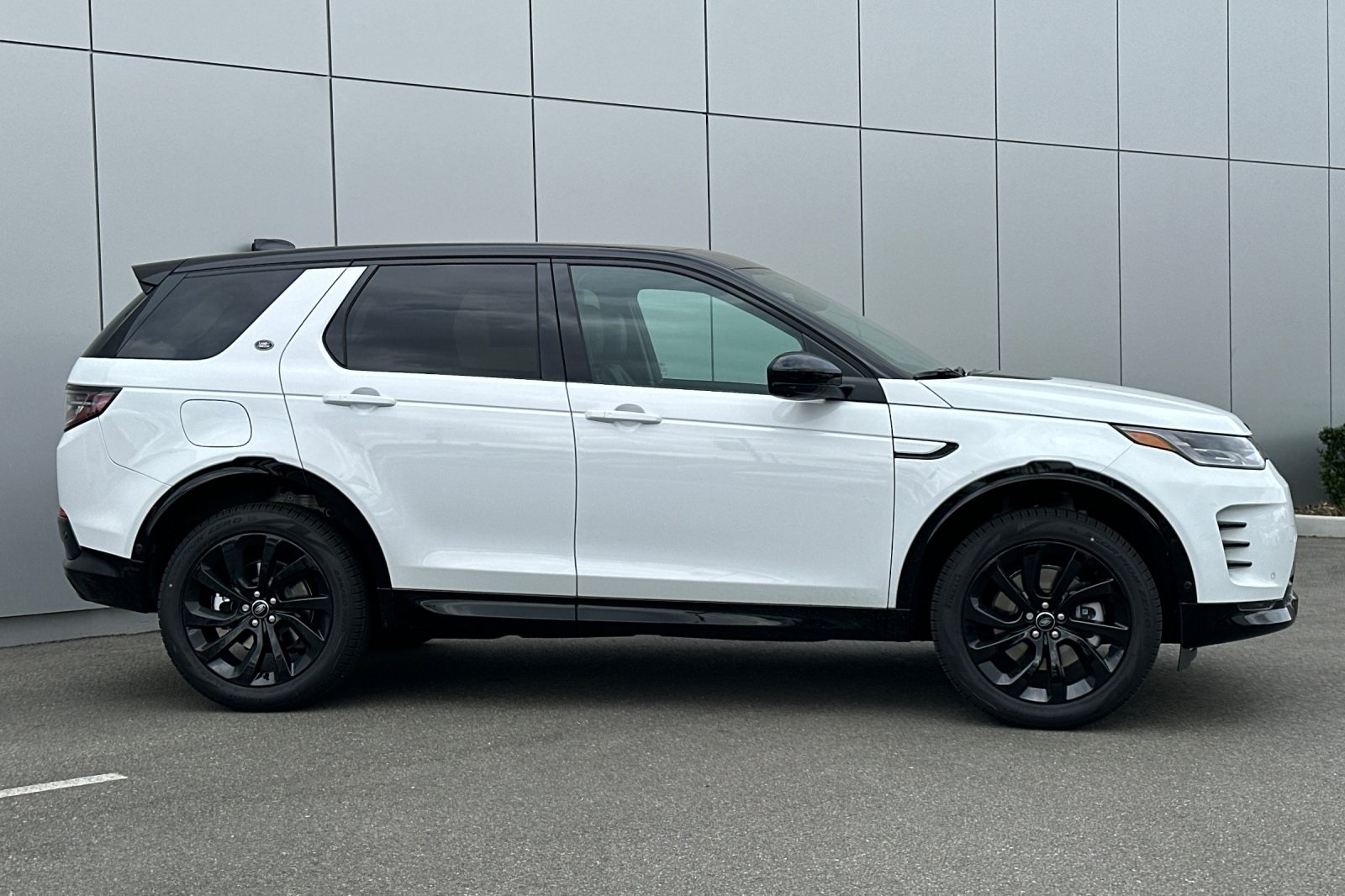 2025 Land Rover Discovery Sport Dynamic SE photo 6