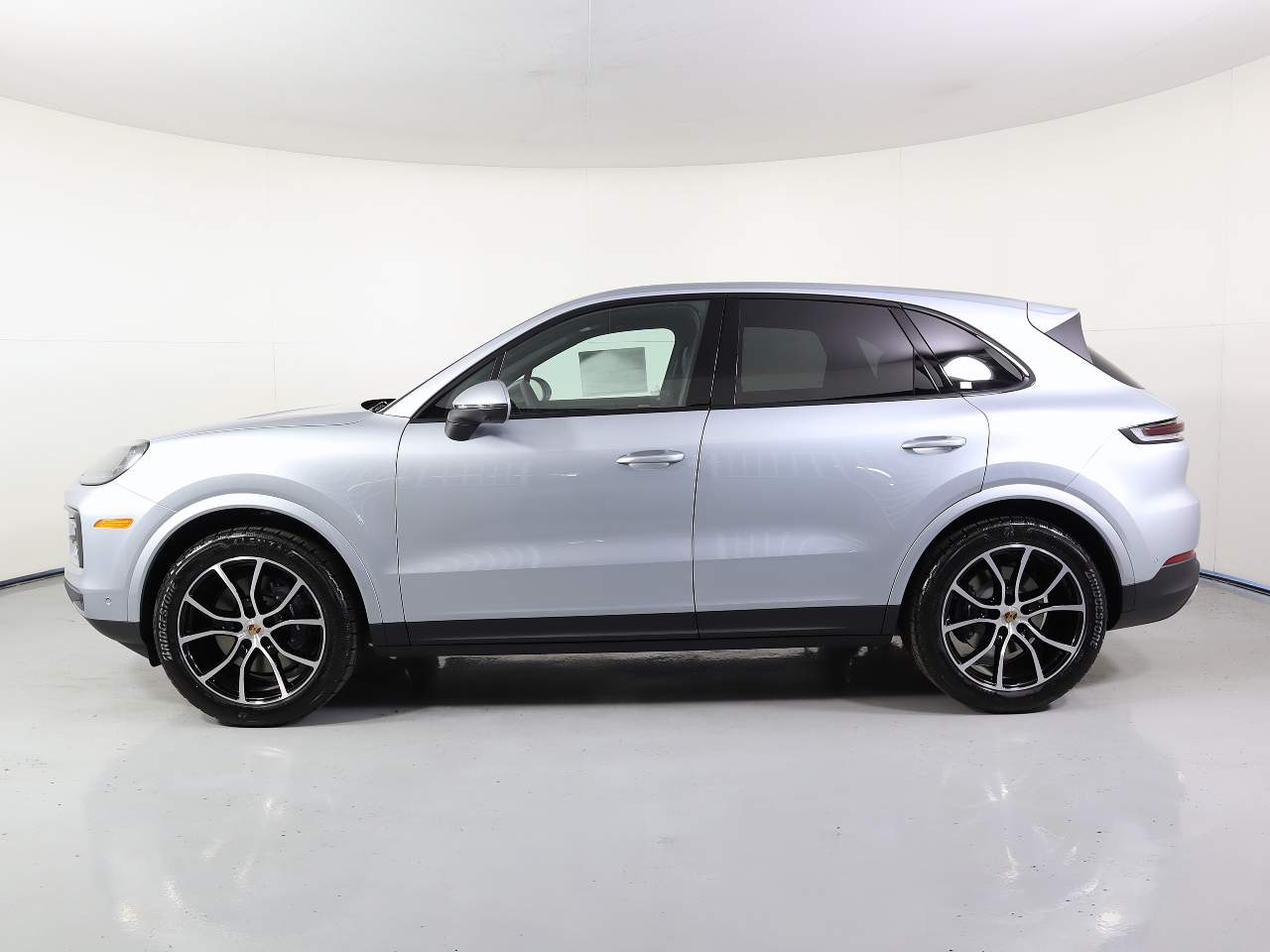 2025 Porsche Cayenne photo 2
