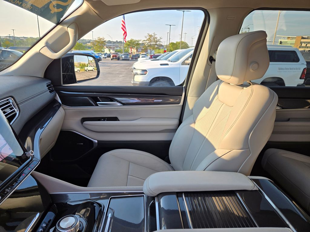 2024 Jeep Wagoneer Base photo 23