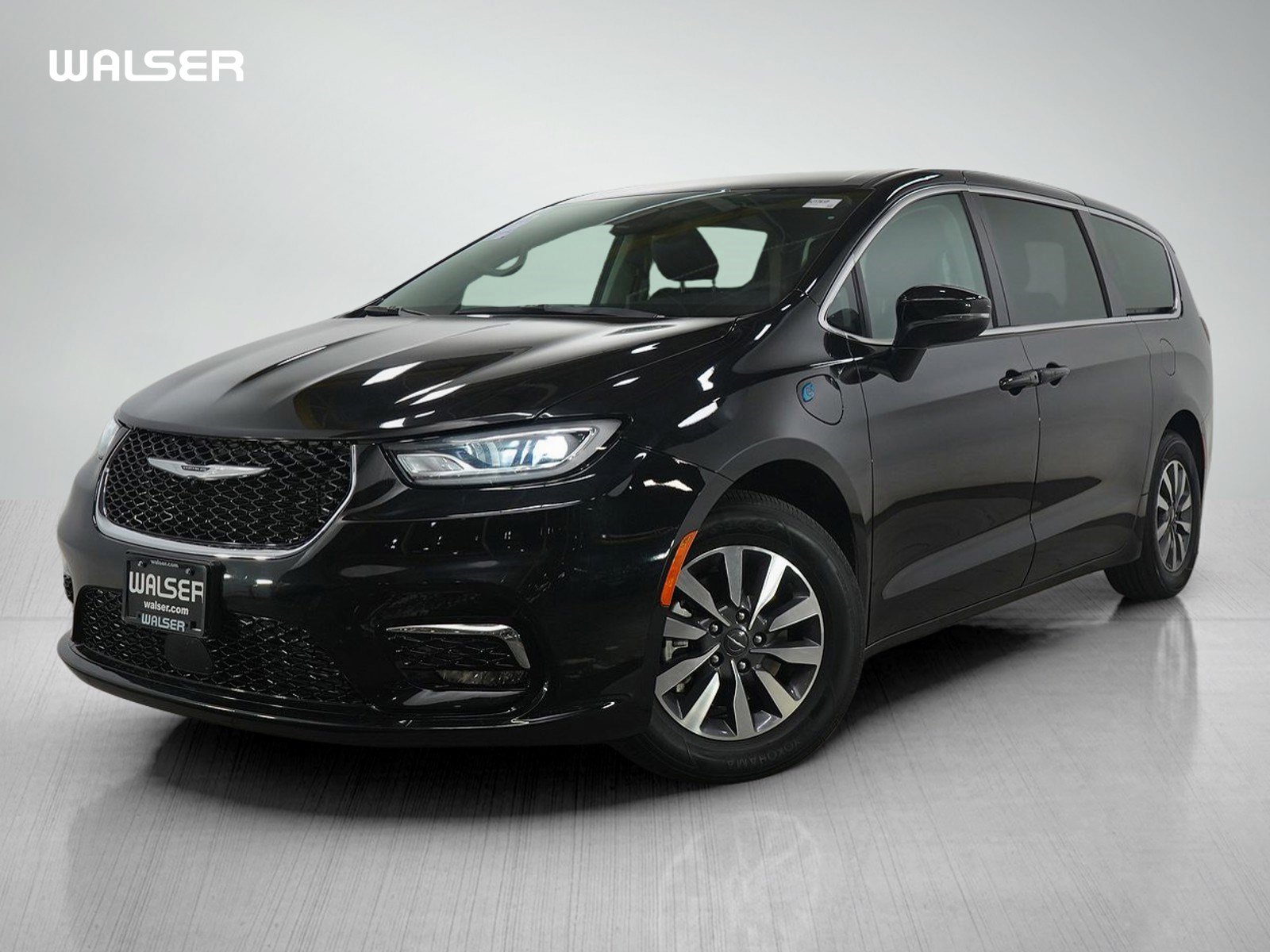 2023 Chrysler Pacifica Hybrid Touring L's photo
