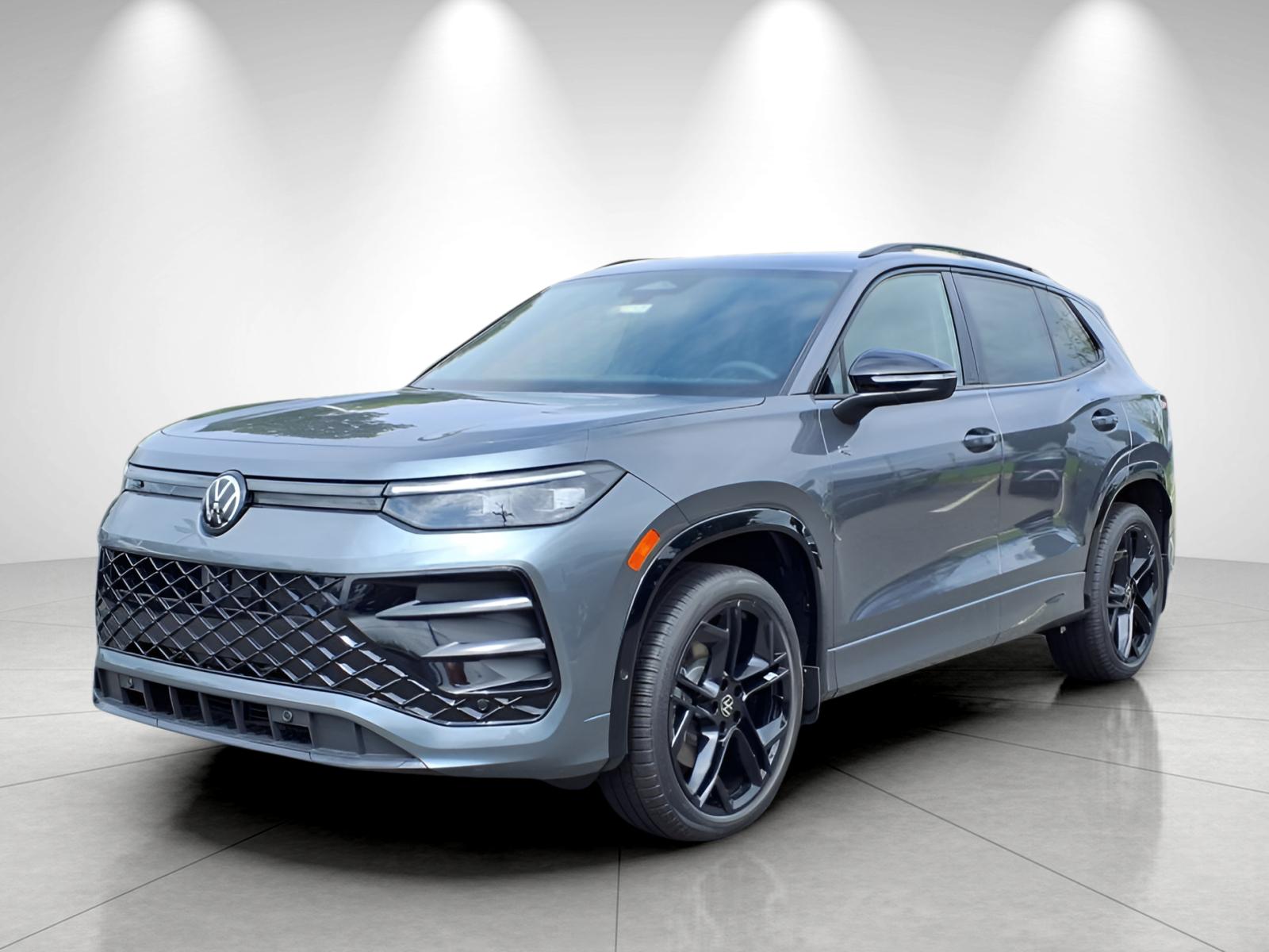 2025 Volkswagen Tiguan SE R-LINE BLACK's photo