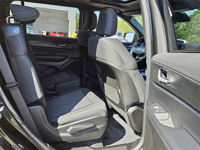 2025 Jeep Grand Cherokee Laredo Altitude photo 14