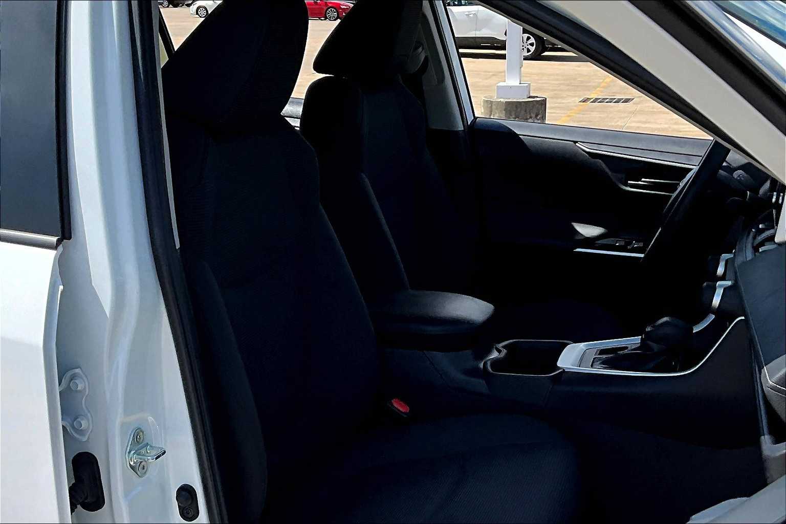 2024 Toyota RAV4 LE photo 8
