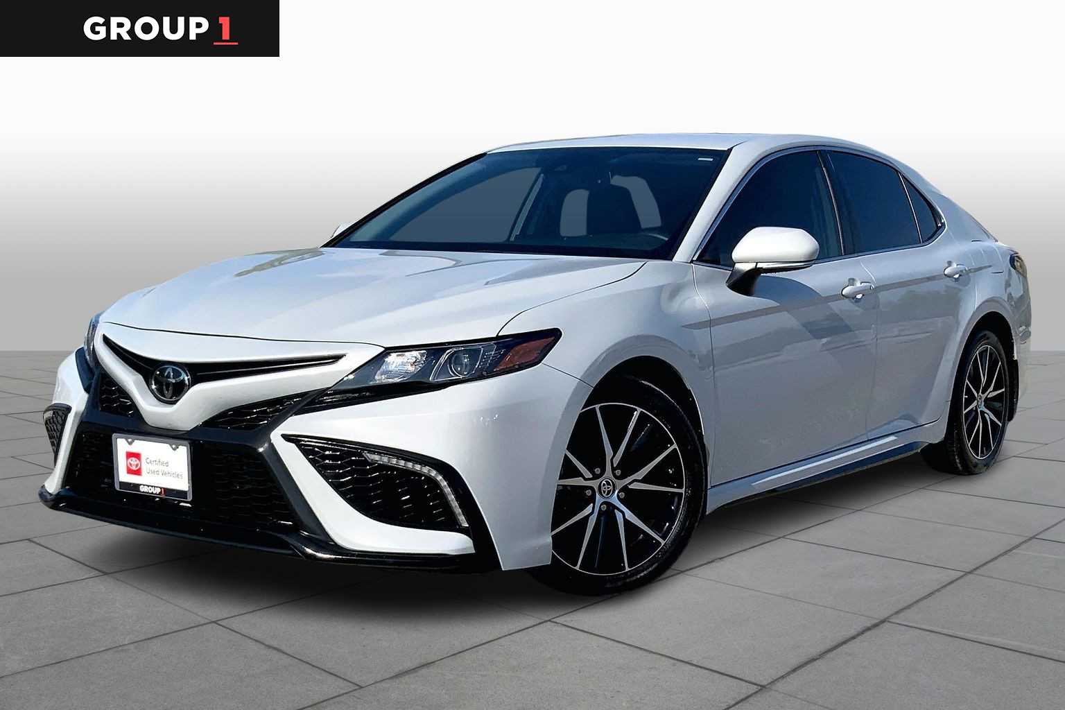 2024 Toyota Camry SE's photo