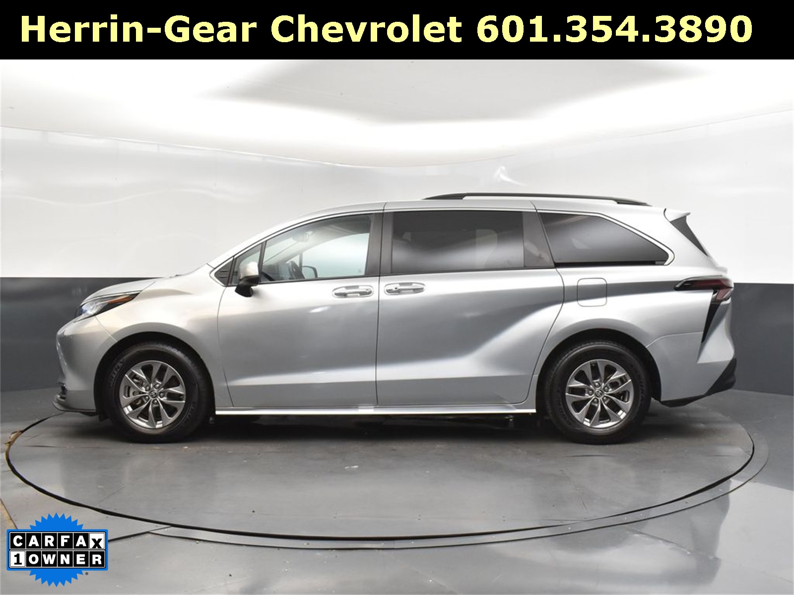 2023 Toyota Sienna XLE photo 4