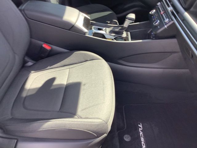 2025 Hyundai Tucson SE photo 8