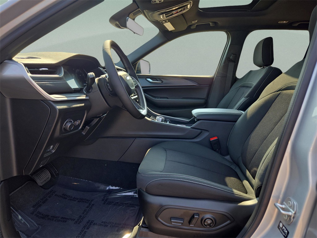 2025 Jeep Grand Cherokee Laredo X photo 13