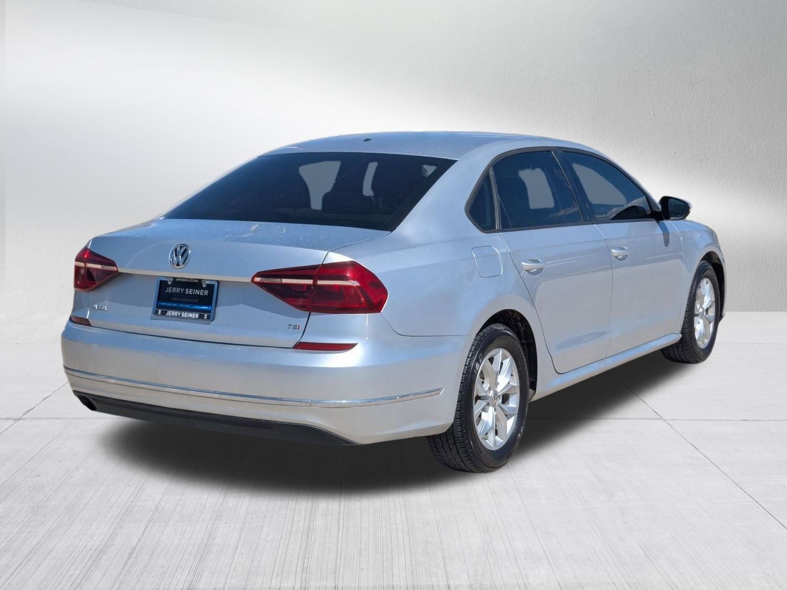 2018 Volkswagen Passat 2.0T S photo 6