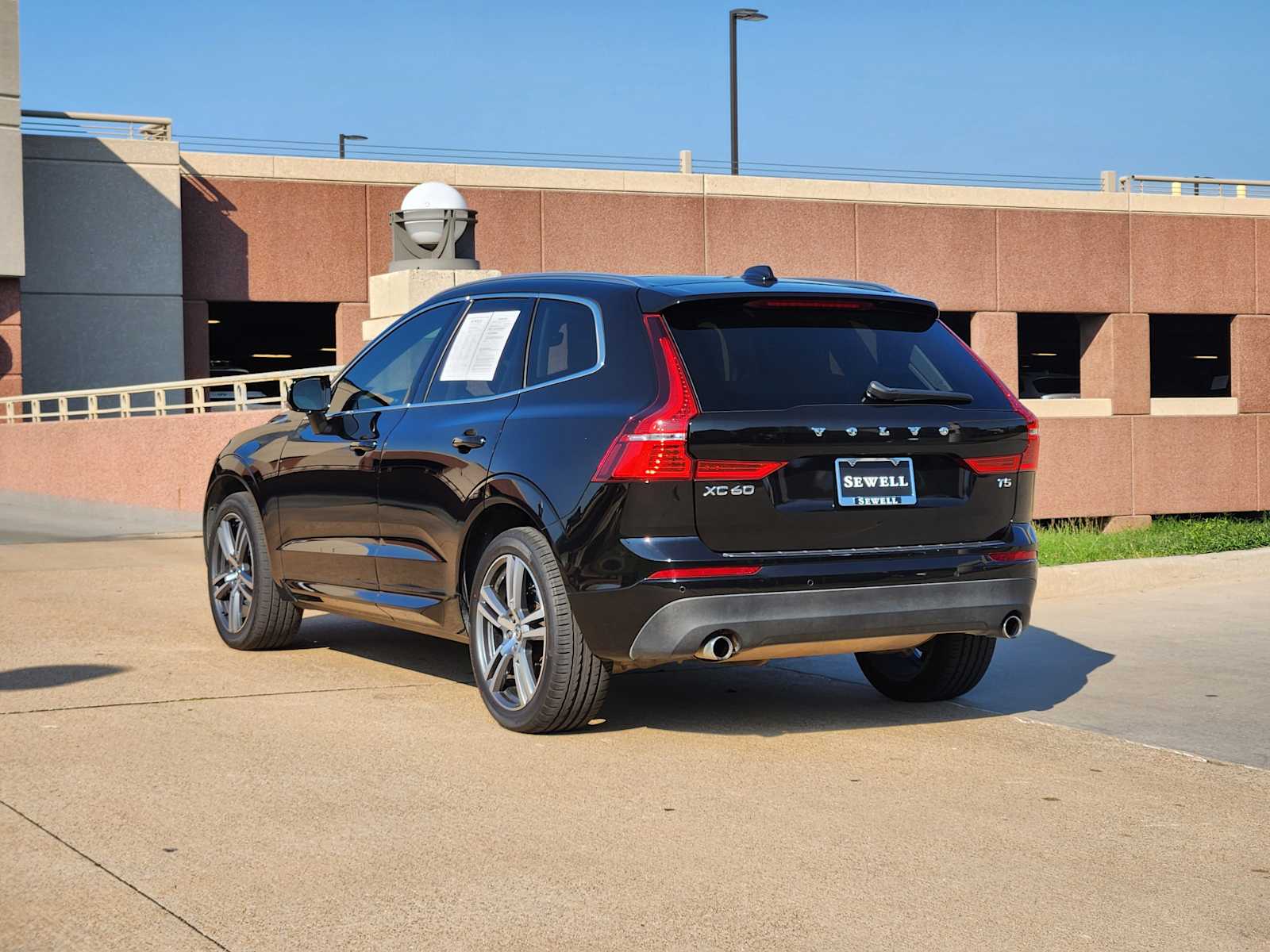 2021 Volvo XC60 Momentum photo 3
