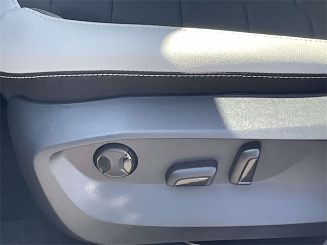 2025 Volkswagen Taos SE photo 11