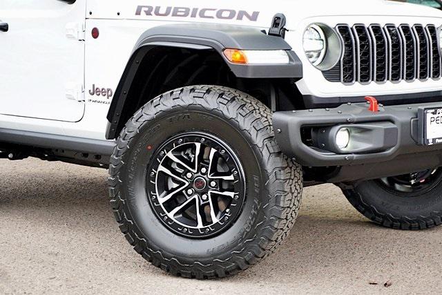 New 2025 Bright White Clear-Coat Exterior Paint Jeep Rubicon image 4