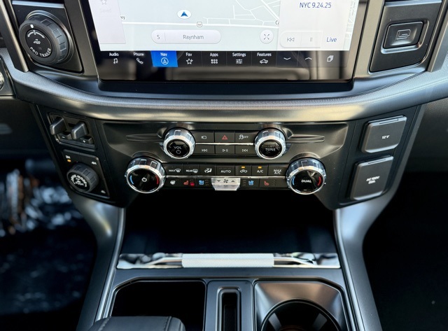 2025 Ford F-150 Lariat photo 24