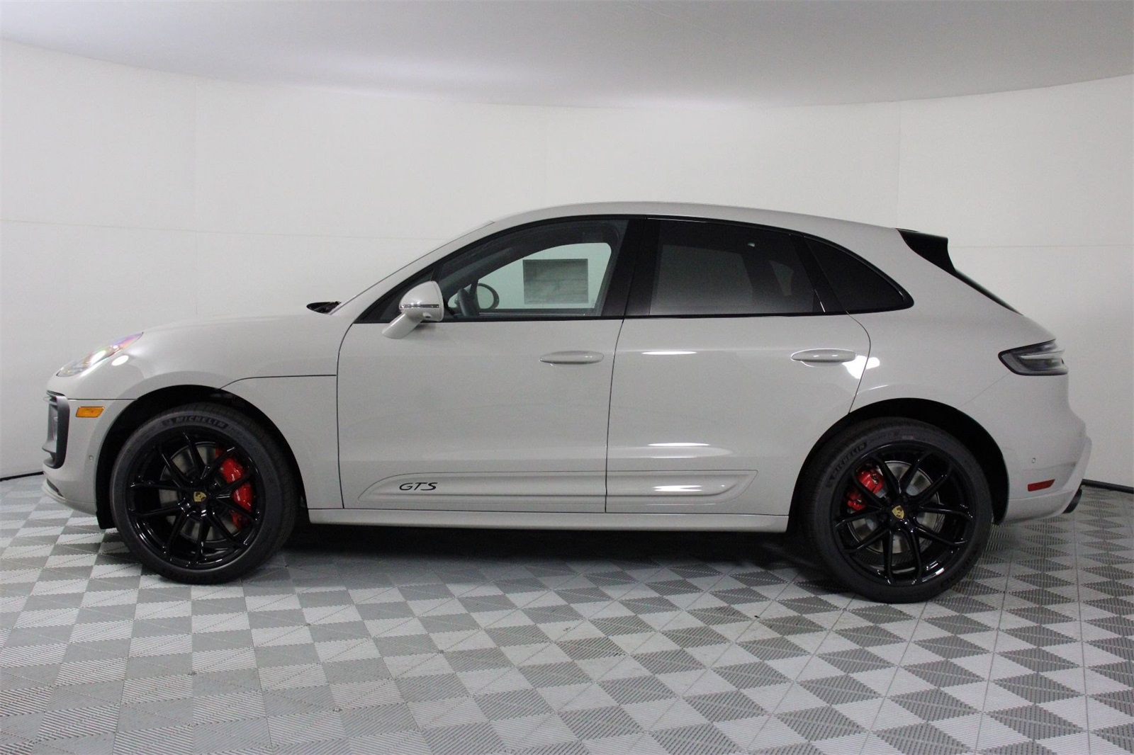 2025 Porsche Macan GTS photo 2