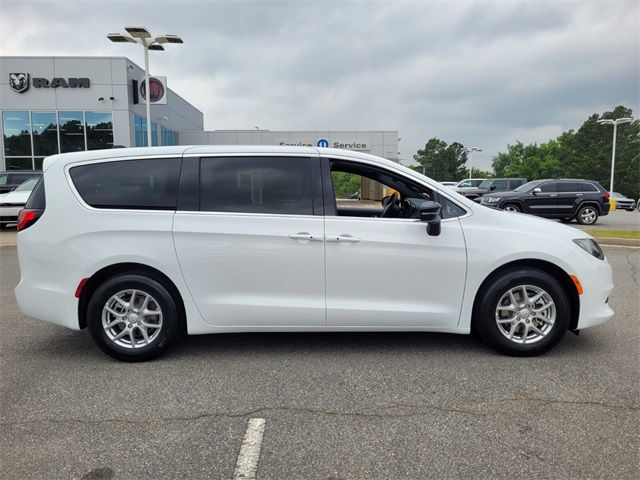 2025 Chrysler Voyager LX photo 13
