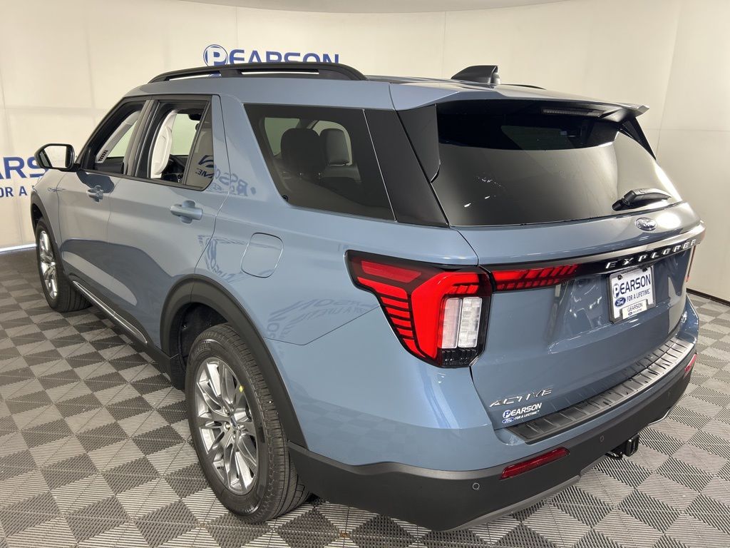 2025 Ford Explorer photo 7