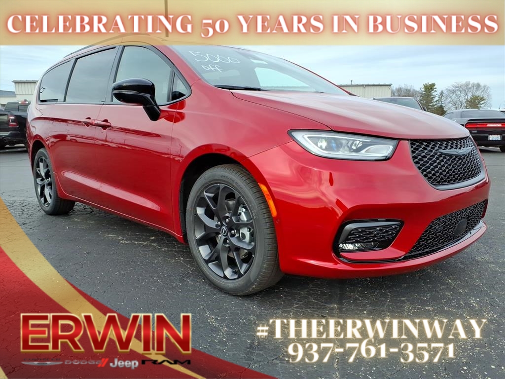 2026 Chrysler Pacifica Select's photo