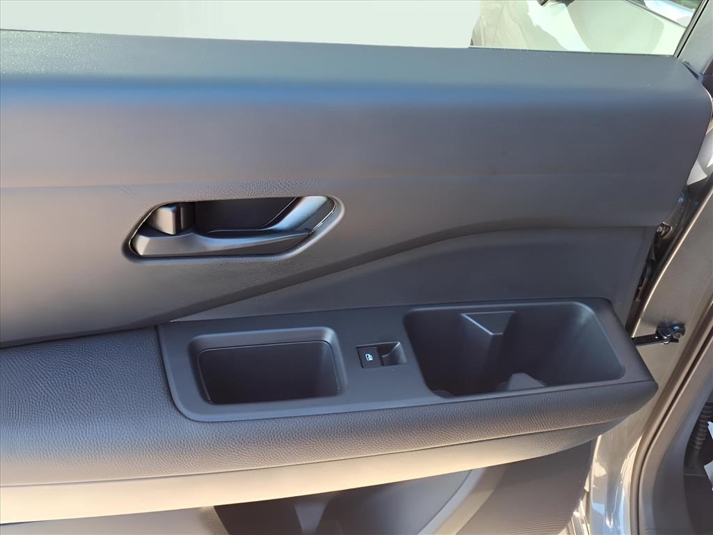 2025 Nissan Pathfinder SV photo 8
