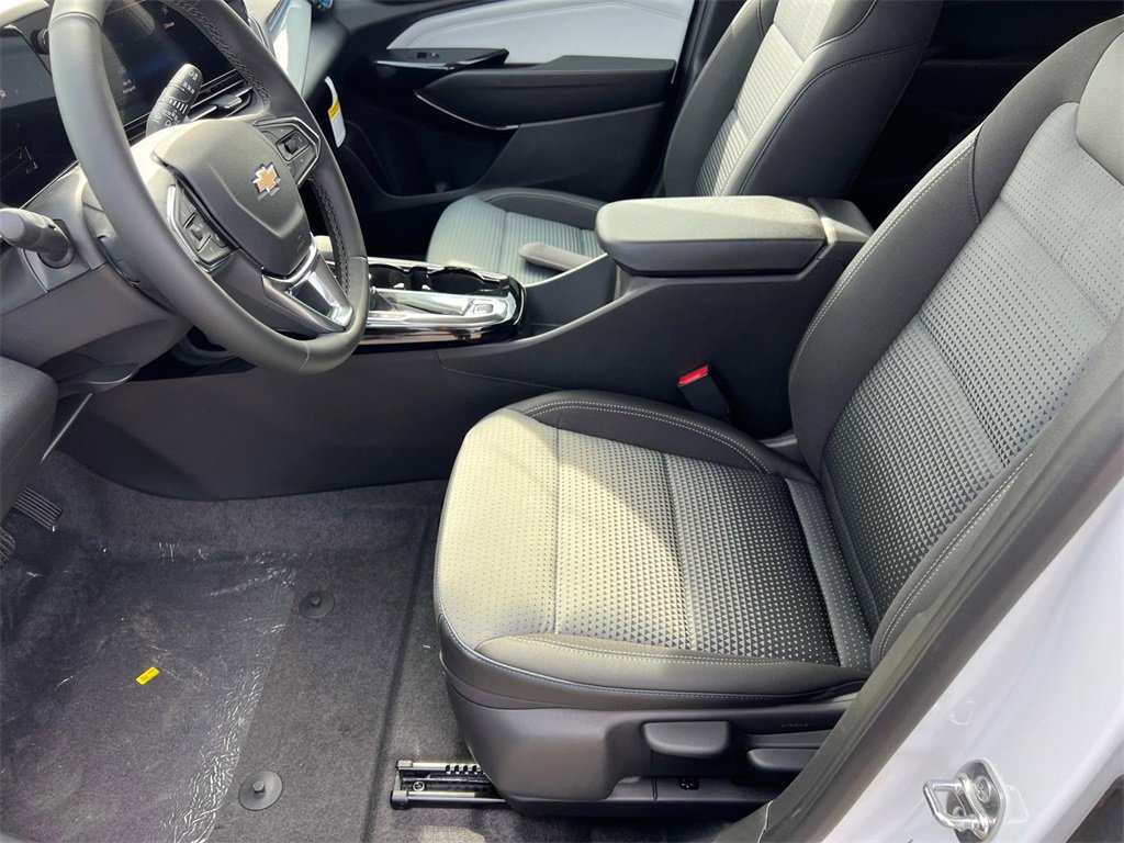 2025 Chevrolet Trax LT photo 13