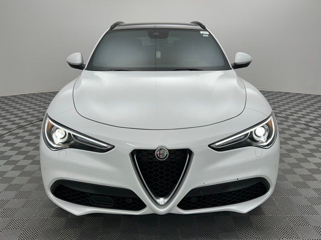 2022 Alfa Romeo Stelvio Ti photo 2