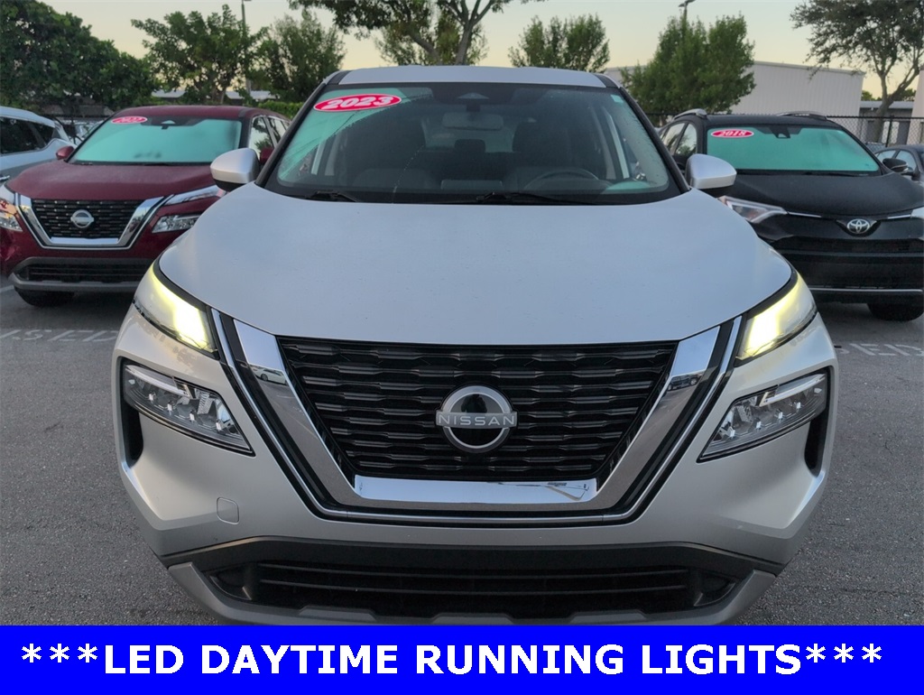 2023 Nissan Rogue SV photo 3